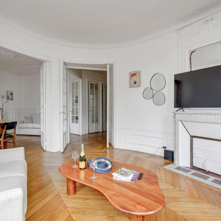 TBS 319 - Superb apartment with Eiffel Tower view - Appartement 2 Chambres - 10