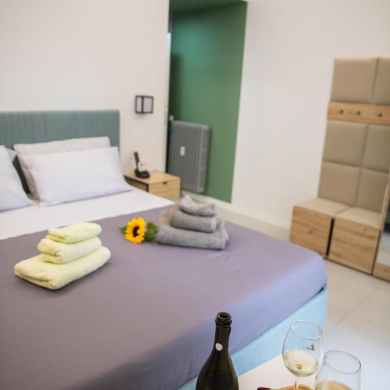 Sora Maria Rooms in Rome - King Room with Balcony - 7