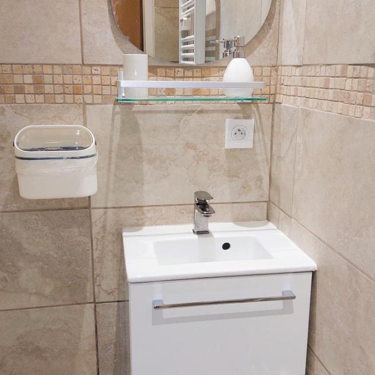 cocon tout confort avec parking gratuit - One-Bedroom Apartment - 8
