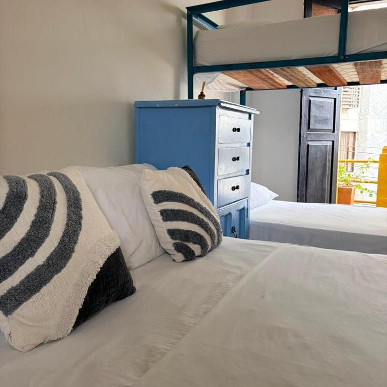 Hostal 1545 - Habitación Cuádruple con balcón - 2