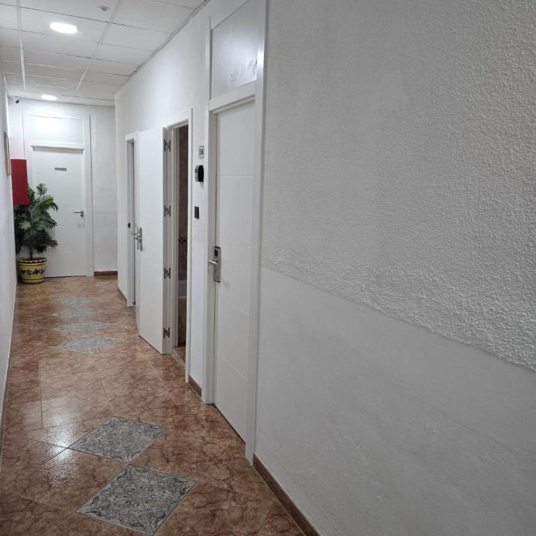 ROOMS Los MONTES - Single Room with Shared Bathroom - 5