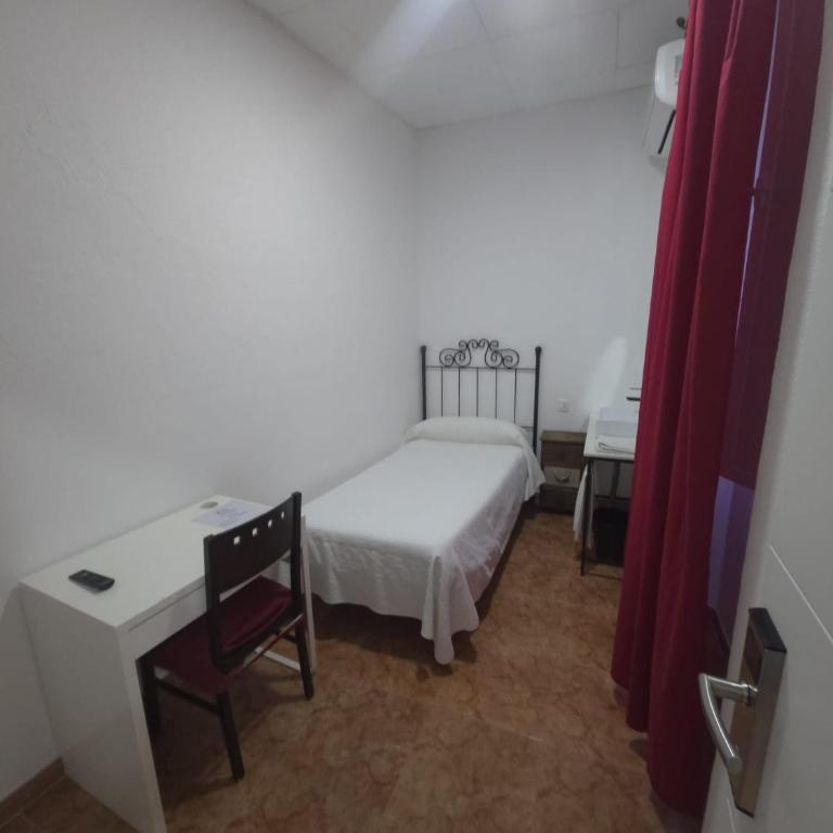 ROOMS Los MONTES - Single Room with Shared Bathroom - 1