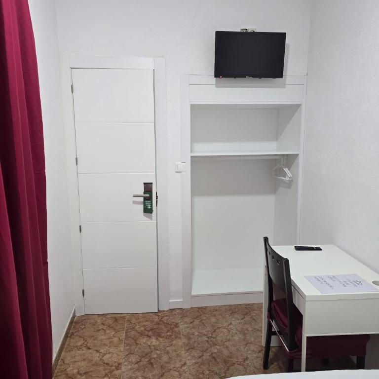 ROOMS Los MONTES - Single Room with Shared Bathroom - 3