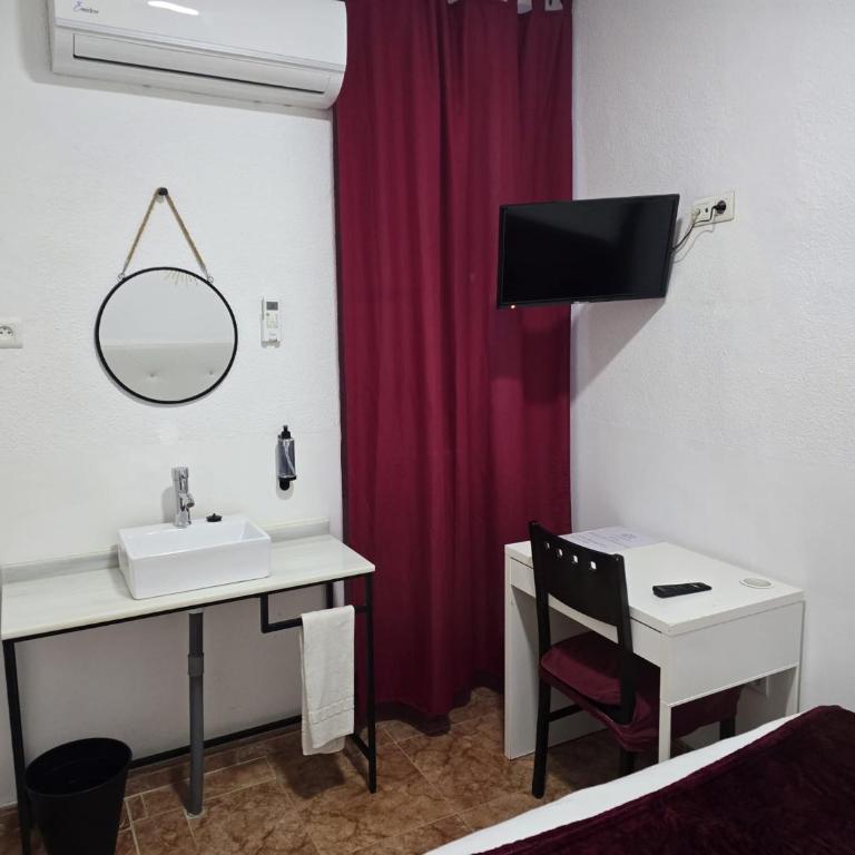 ROOMS Los MONTES - Double Room with Shared Bathroom - 2