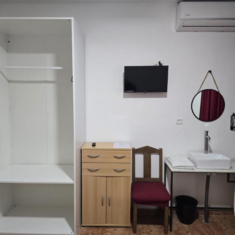 ROOMS Los MONTES - Double Room with Shared Bathroom - 7