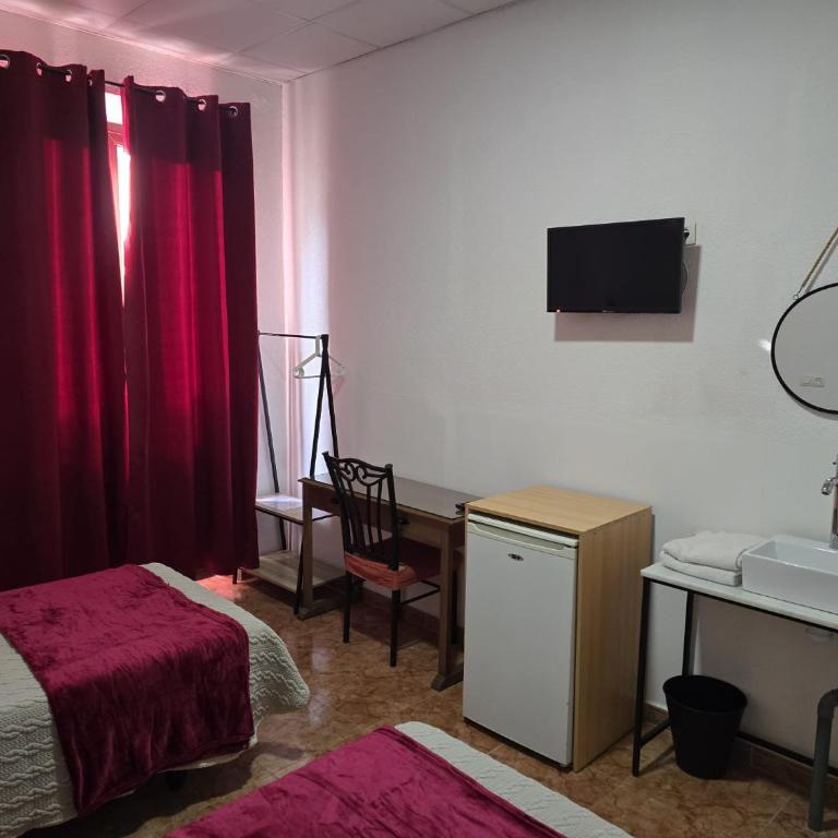 ROOMS Los MONTES - Double Room with Shared Bathroom - 9