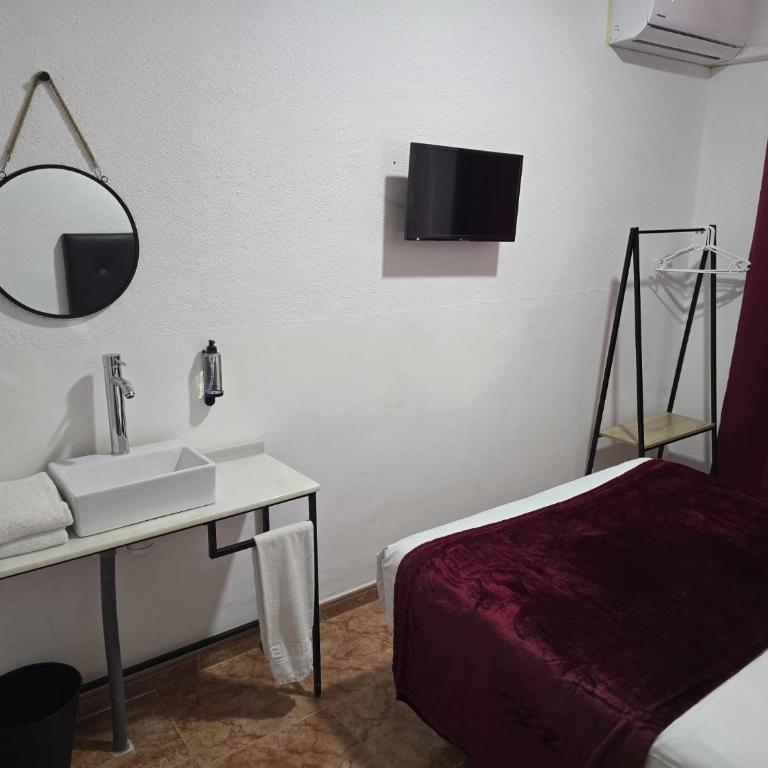 ROOMS Los MONTES - Double Room with Shared Bathroom - 10