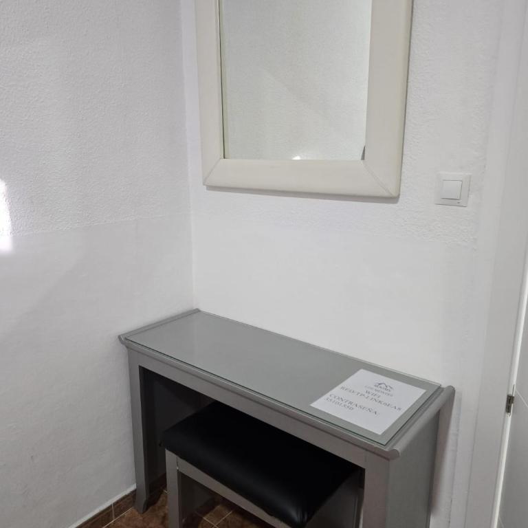 ROOMS Los MONTES - Double Room with Shared Bathroom - 12