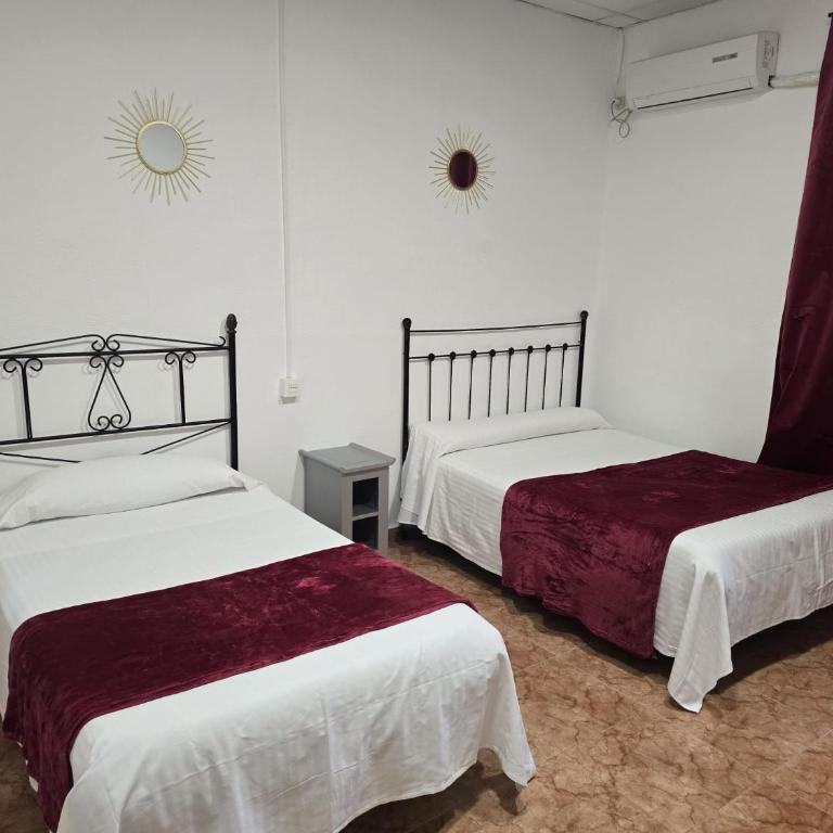 ROOMS Los MONTES - Triple Room with Shared Bathroom - 1