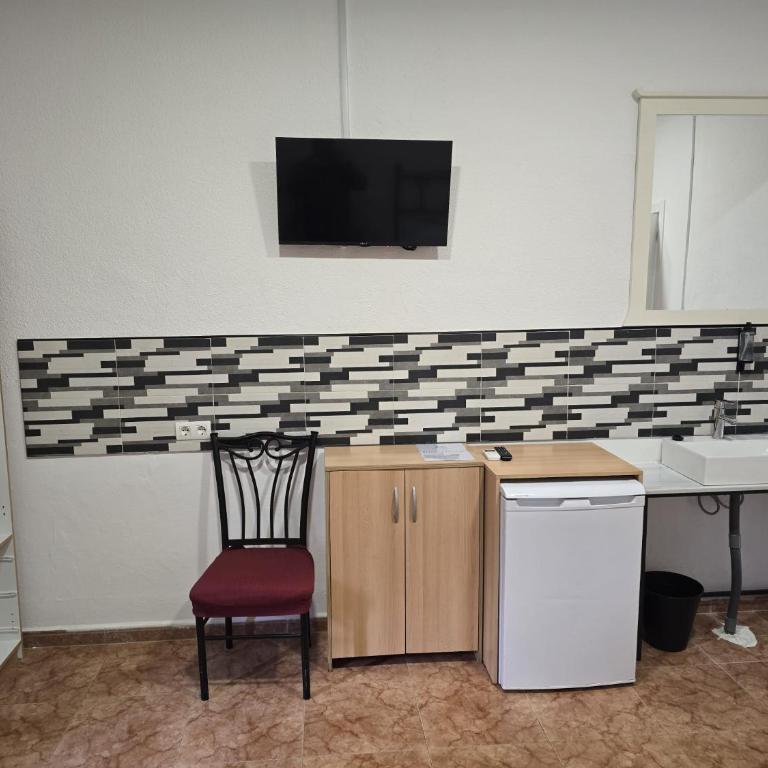 ROOMS Los MONTES - Triple Room with Shared Bathroom - 2