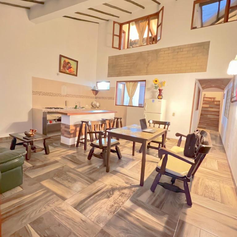 Apto a 4 cuadras del centro Histórico - Three-Bedroom Apartment - 1