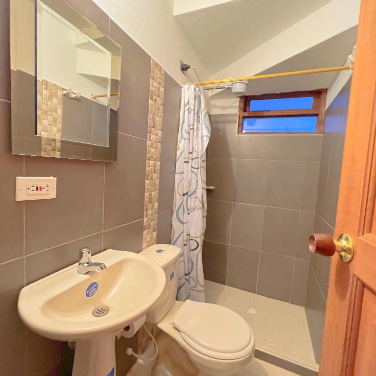 Apto a 4 cuadras del centro Histórico - Three-Bedroom Apartment - 5