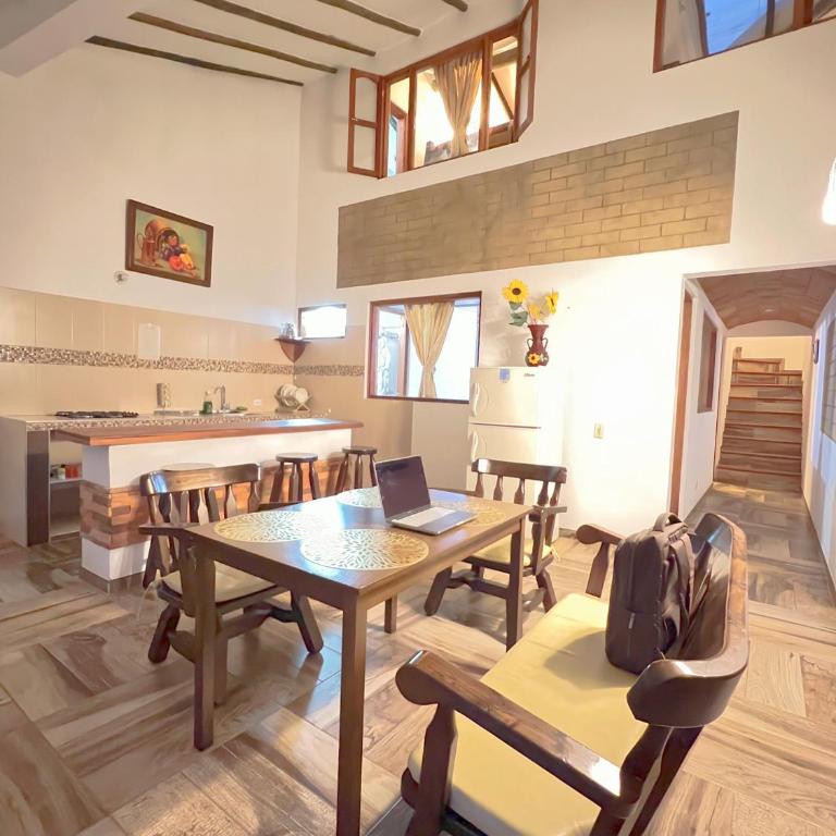 Apto a 4 cuadras del centro Histórico - Three-Bedroom Apartment - 13
