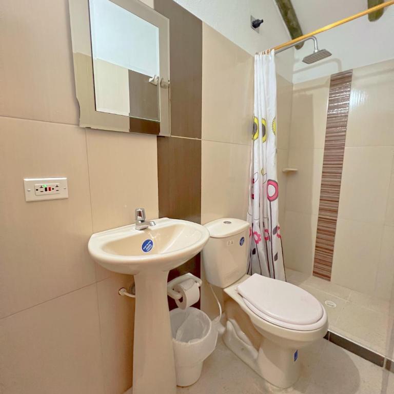 Apto a 4 cuadras del centro Histórico - Three-Bedroom Apartment - 17
