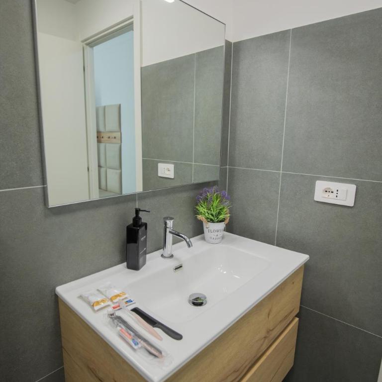 Sora Maria Rooms in Rome - King Room with Balcony - 27