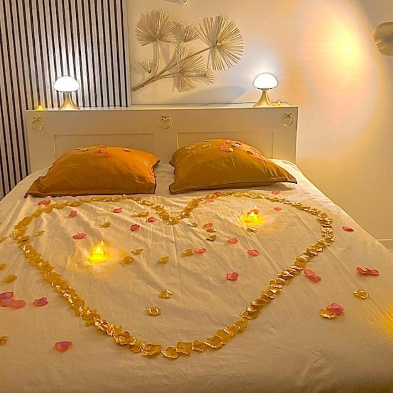 Loveroom de luxe avec jacuzzi sauna vapeur écran 300 cm - One-Bedroom Apartment - 41