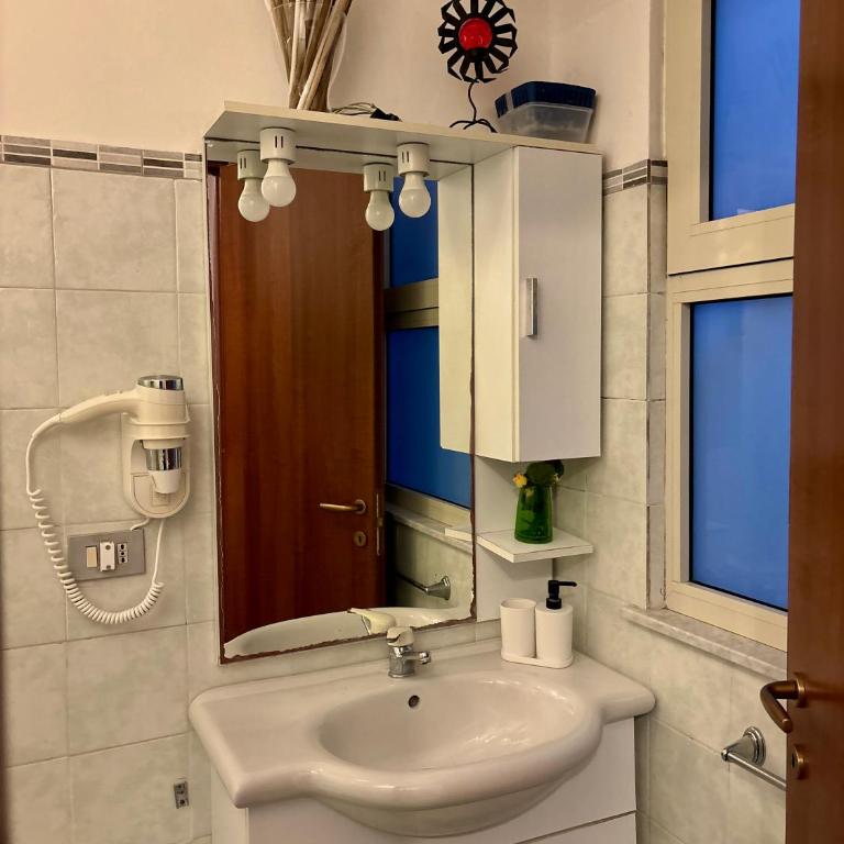"Private Room" stanza privata with private bathroom - shared kitchen and beautiful terrace on Taormina Center Hostel Taormina - Double Room with Private Bathroom - 11