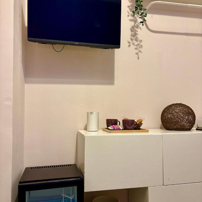 "Private Room" stanza privata with private bathroom - shared kitchen and beautiful terrace on Taormina Center Hostel Taormina - Double Room with Private Bathroom - 8