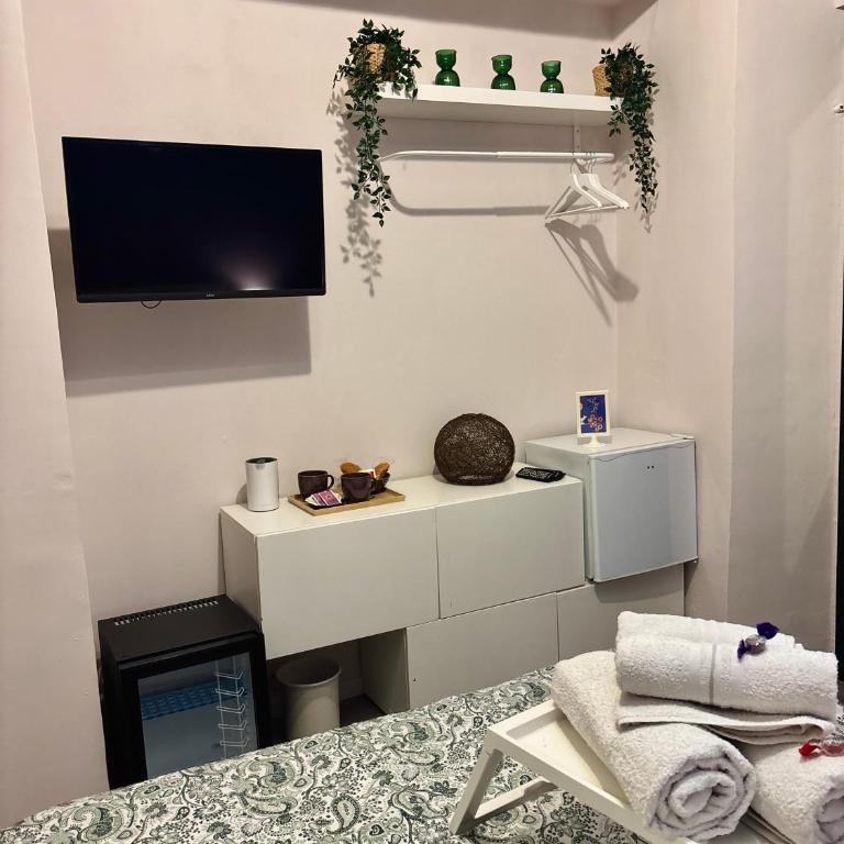 "Private Room" stanza privata with private bathroom - shared kitchen and beautiful terrace on Taormina Center Hostel Taormina - Double Room with Private Bathroom - 5