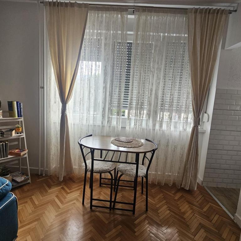 FRIENDLY HOME - One-Bedroom Apartment with Balcony - 10