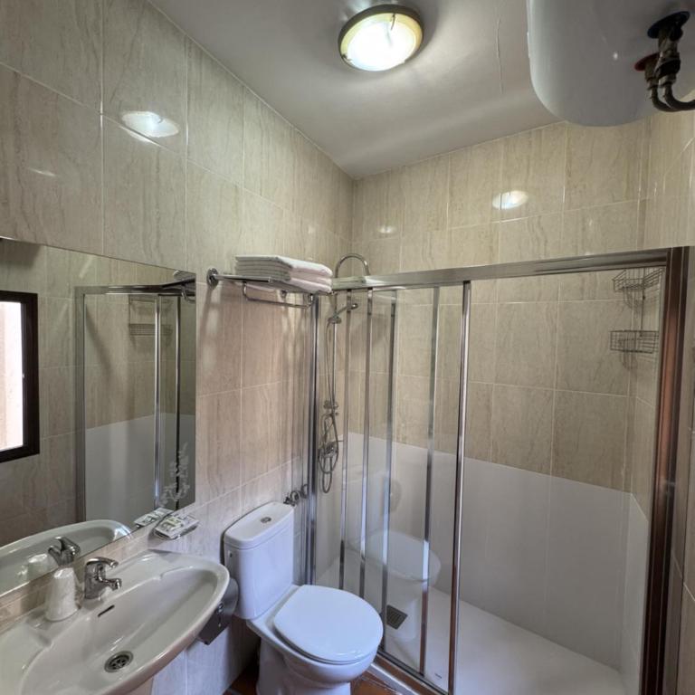 Hostal Infantes - Habitación Doble con cama supletoria - 1 o 2 camas - 3