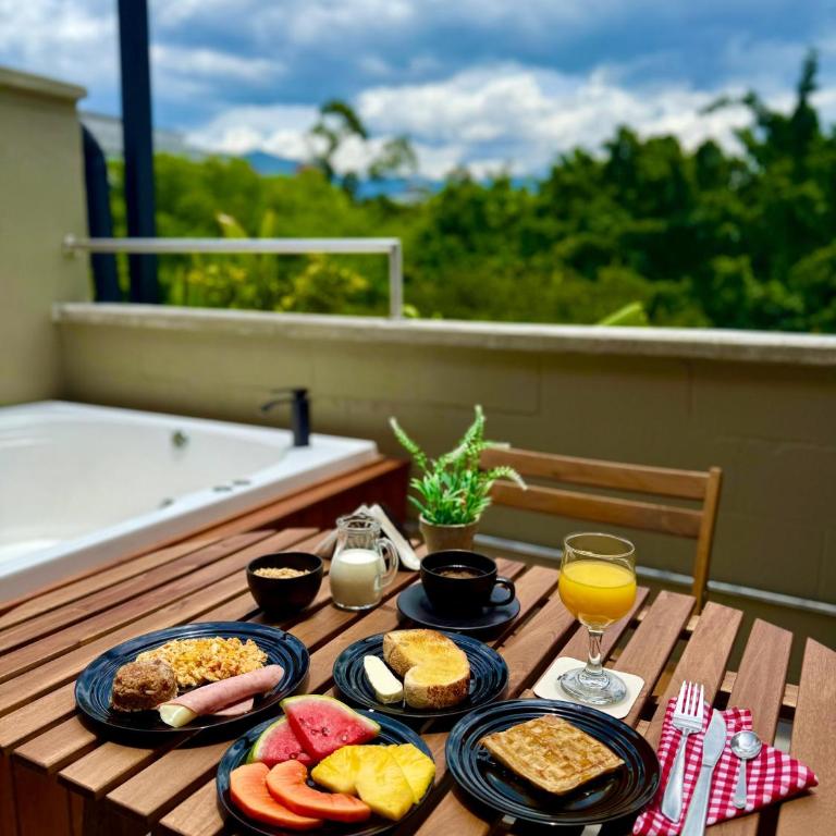 Manila Hotel Boutique - Habitación con cama grande y bañera de hidromasaje - 22