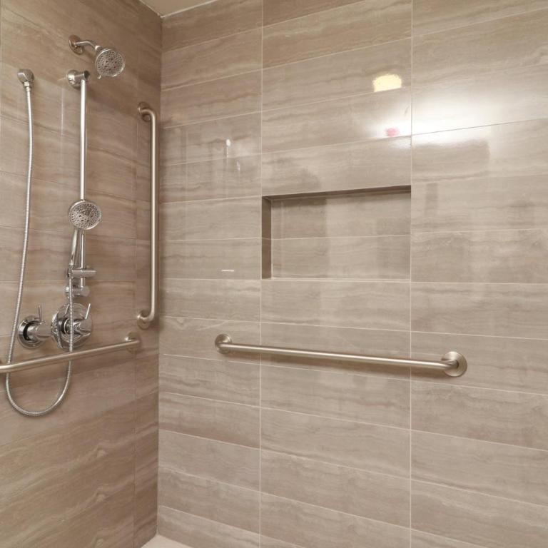 Holiday Inn & Suites Monterrey Apodaca Zona Airport, an IHG hotel - Habitación Estándar con cama extragrande - Adaptada para personas de movilidad reducida - 5