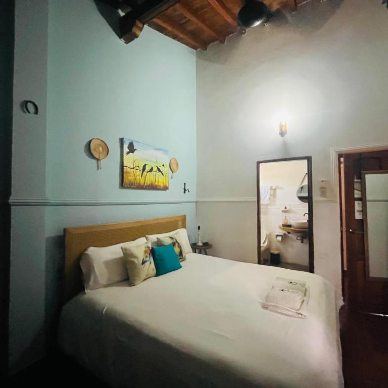 Casa Isabelita - Habitación con cama extragrande. - 2