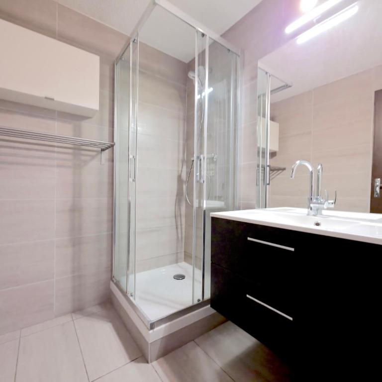 Grand studio - Emplacement idéal pied des pistes - Appartement - Vue sur Ville - 7