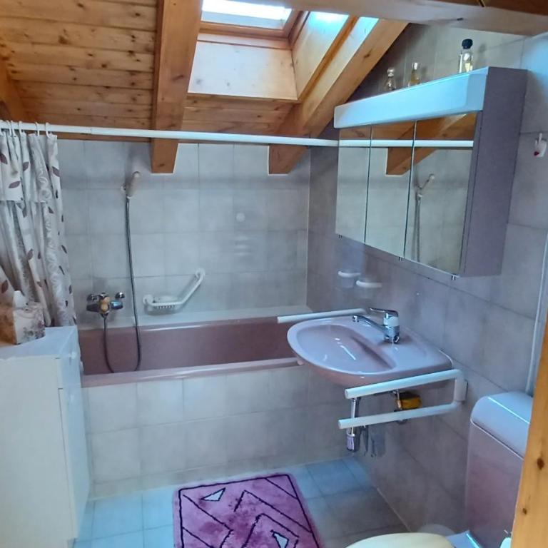 Chalet Famicha by Jolidi - Three-Bedroom Chalet - 16