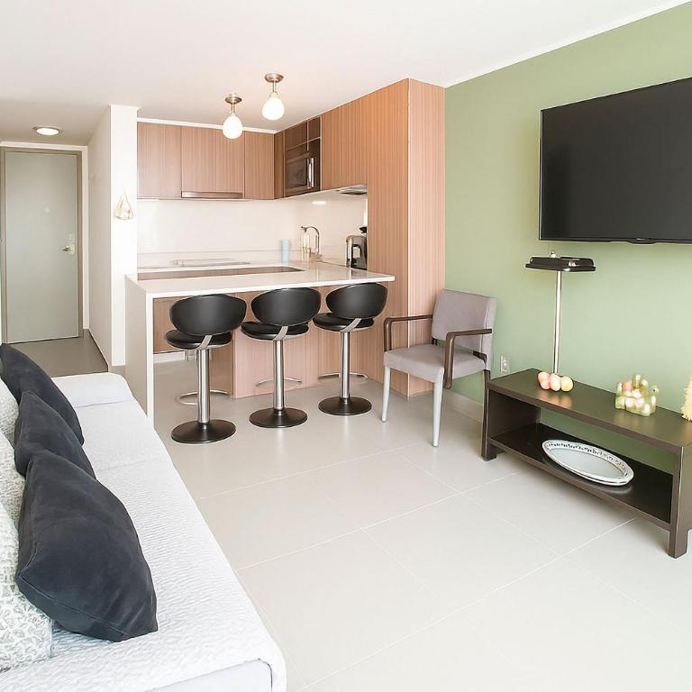 Smart Host Rentals - Seaside getaway - Two-Bedroom Apartment with Terrace and Sea View - 16