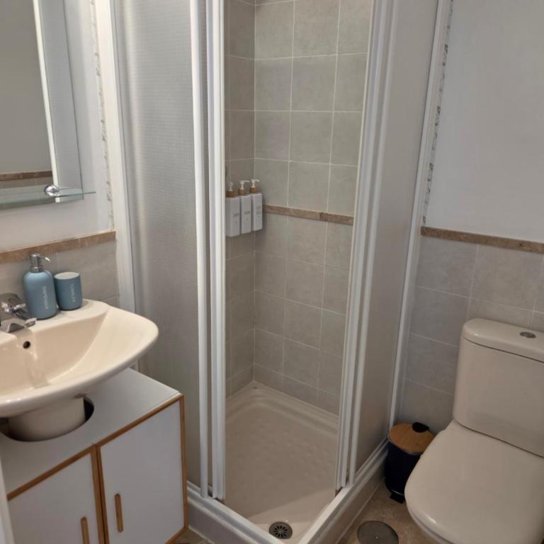 Sea View Penthouse Apartment with Hot Tub - Casa Bella Vista, Buenas Noches , Estepona - Three-Bedroom Apartment - 24