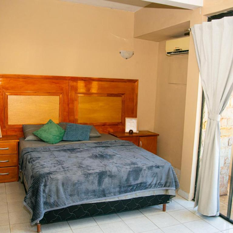 GuestHouse Encanto del Centro - Three-Bedroom Apartment with Balcony - 11