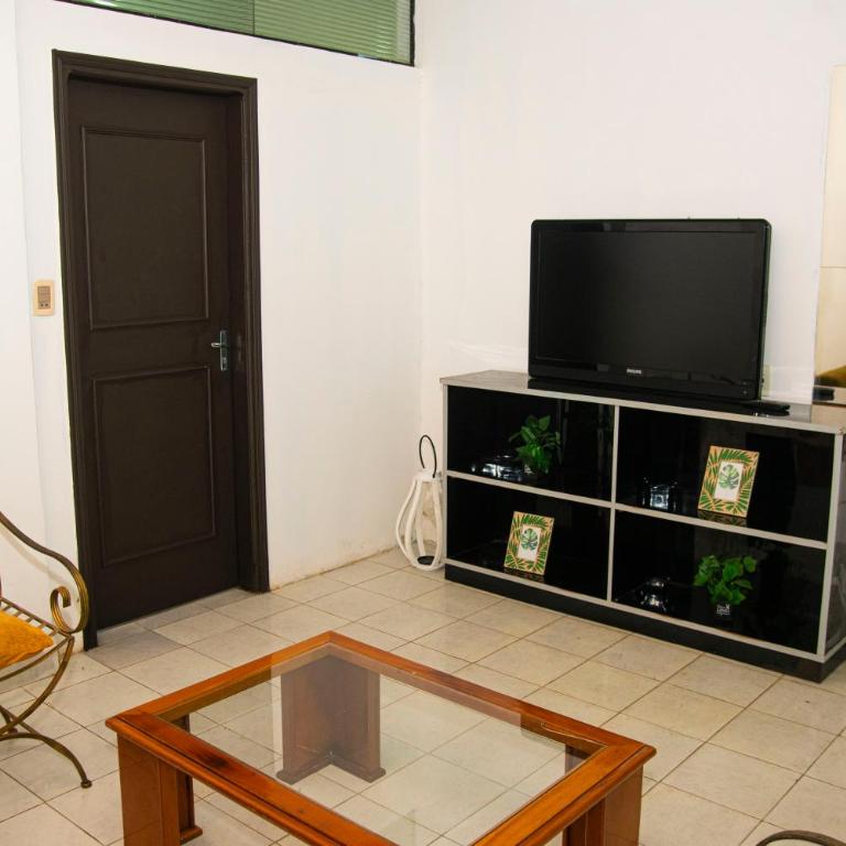 GuestHouse Encanto del Centro - Three-Bedroom Apartment with Balcony - 5