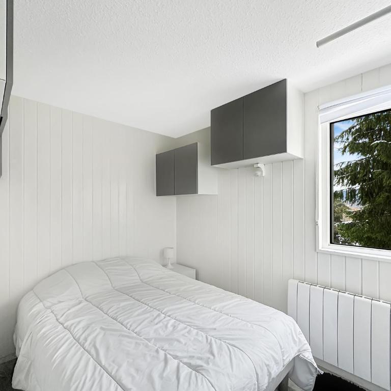 OEI30 - 3 pieces 6 pers proche centre station - Two-Bedroom Apartment with Balcony - 5