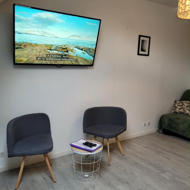 L établissement LA PLAGE A 2 PAS vous propose, 3 Appartements DEUX chambres, 1 appartement une pièce , NETFLIX, lits faits à votre arrivée, serviettes de toilette, Ménage, Wifi, en hyper centre ,Plage à 100m, BOX à Vélos, paiement 3 fois sans frais - Studio - 11