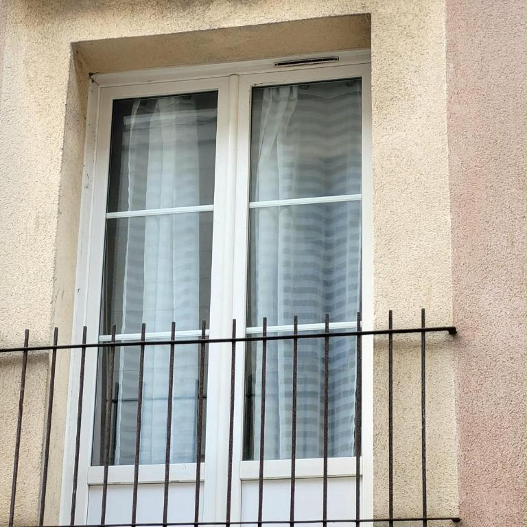 L établissement LA PLAGE A 2 PAS vous propose, 3 Appartements DEUX chambres, 1 appartement une pièce , NETFLIX, lits faits à votre arrivée, serviettes de toilette, Ménage, Wifi, en hyper centre ,Plage à 100m, BOX à Vélos, paiement 3 fois sans frais - Appartement 2 Chambres - 25