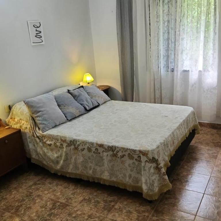 Davolio Hosting - Three-Bedroom House - 5