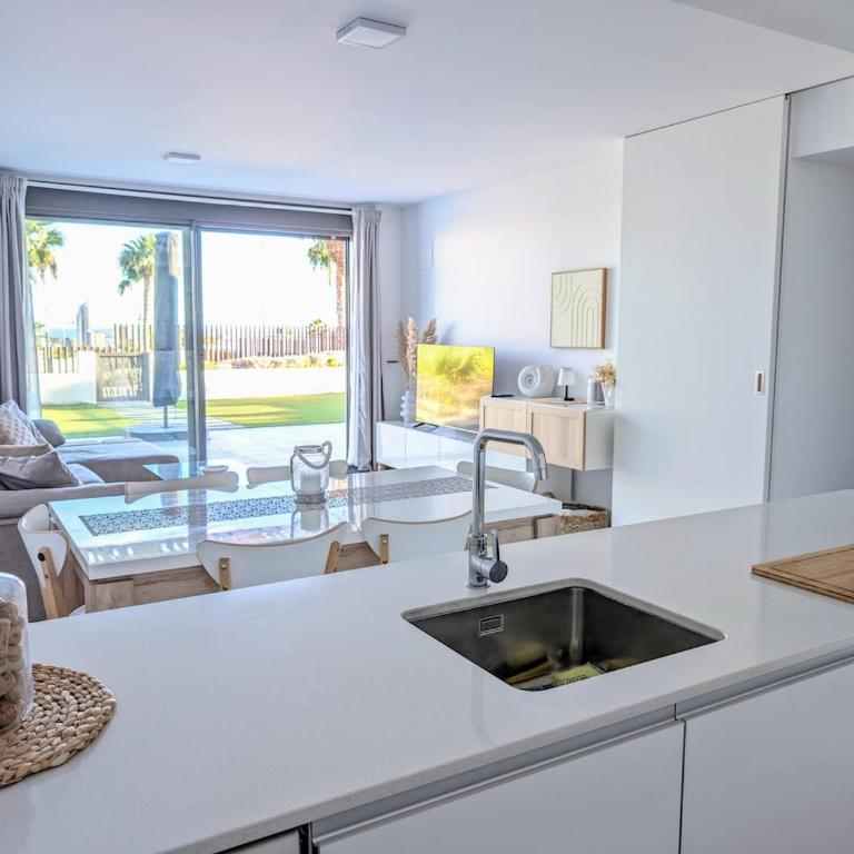 Apartamento frente a la piscina, gran jardín y vistas al mar - Apartamento de 3 dormitorios con vistas - 5