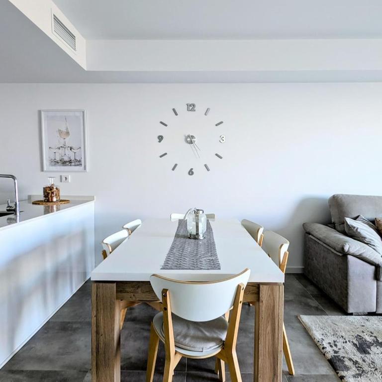 Apartamento frente a la piscina, gran jardín y vistas al mar - Apartamento de 3 dormitorios con vistas - 10