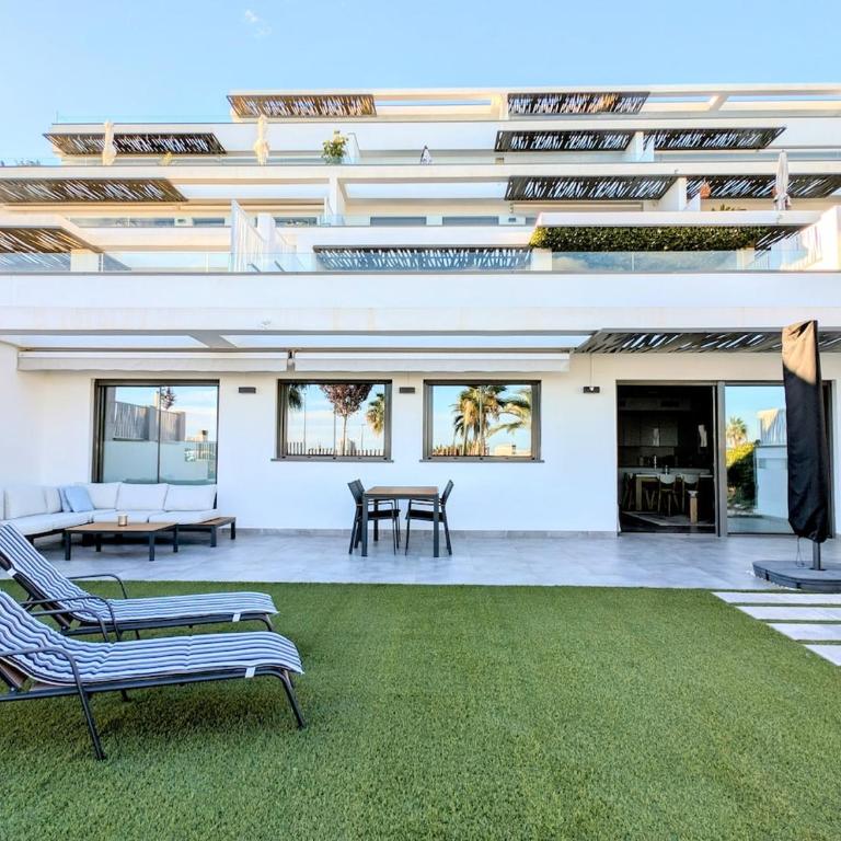 Apartamento frente a la piscina, gran jardín y vistas al mar - Apartamento de 3 dormitorios con vistas - 1