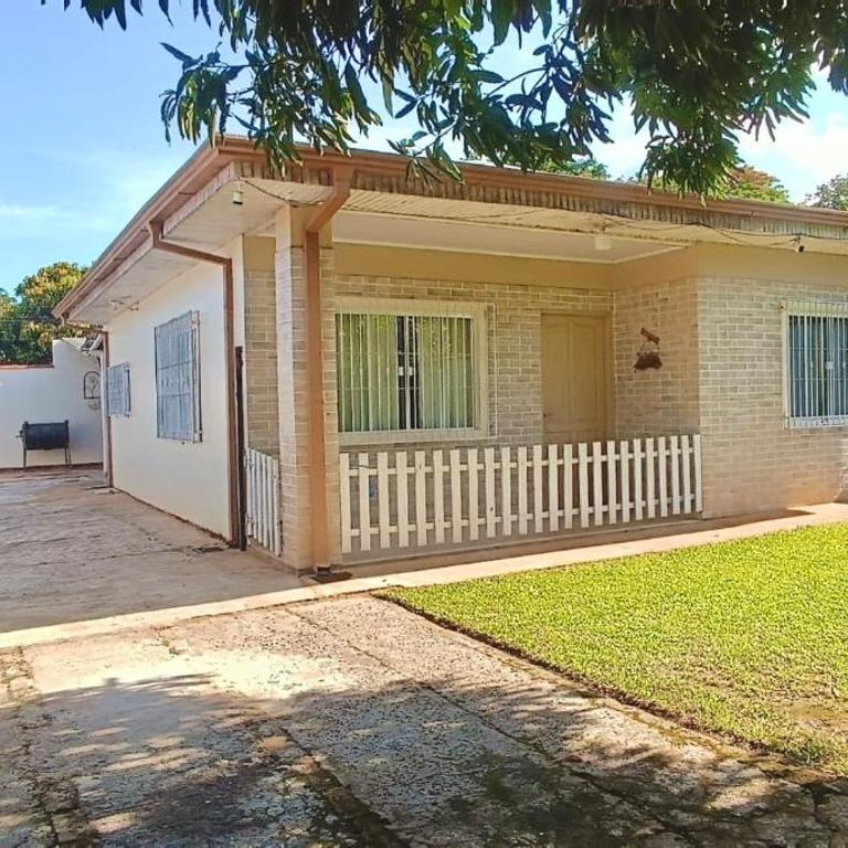 Casa familiar completa con patio grande y estacionamiento en zona tranquila - Two-Bedroom House - 1