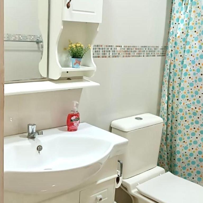Casa familiar completa con patio grande y estacionamiento en zona tranquila - Two-Bedroom House - 8