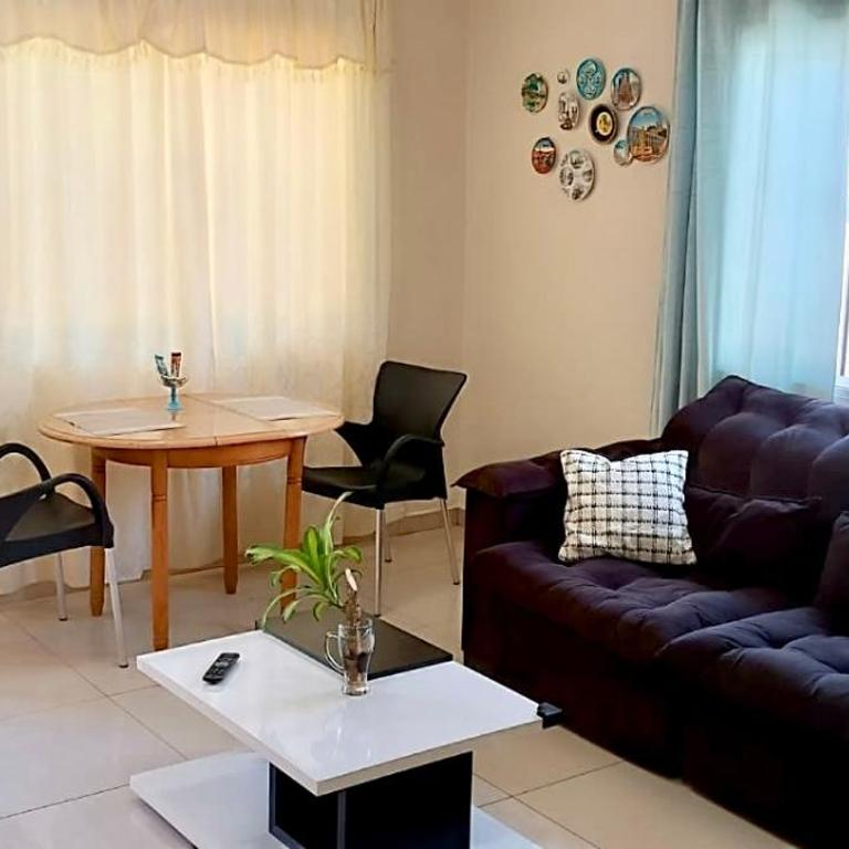 Casa familiar completa con patio grande y estacionamiento en zona tranquila - Two-Bedroom House - 9