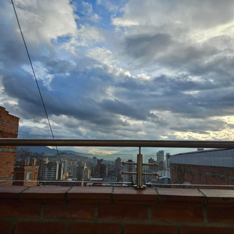 Acogedor loft con vista panorámica en Medellín - Three-Bedroom Apartment - 19