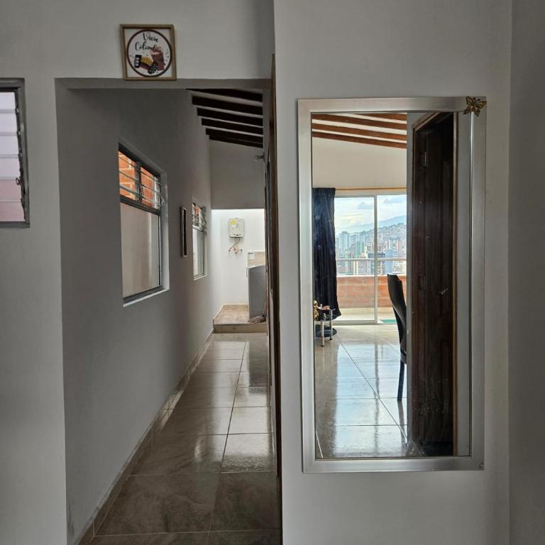 Acogedor loft con vista panorámica en Medellín - Three-Bedroom Apartment - 34