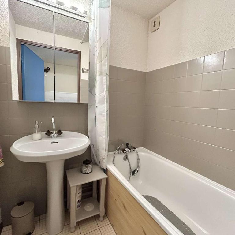 Studio calme avec parking, vue montagnes, Demi-Quartier - Appartement 1 Chambre - 11