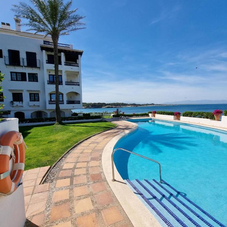 Apartamento acogedor con terraza privada y piscina comunitaria en L'Escala - HISP-236-108 - Apartment - 1