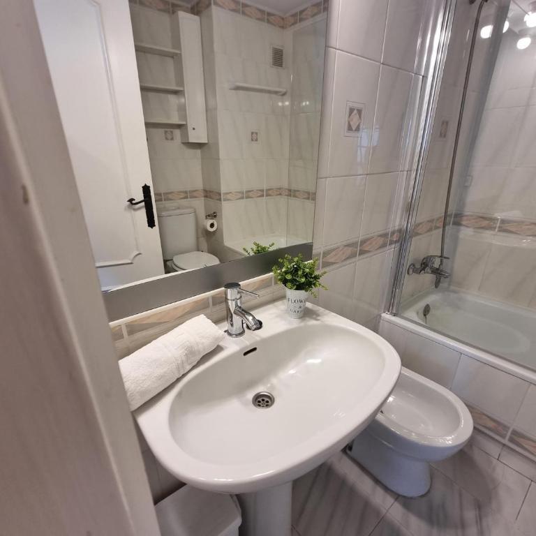 Apartamento acogedor con terraza privada y piscina comunitaria en L'Escala - HISP-236-108 - Apartment - 20