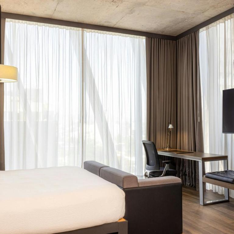 AC Hotel by Marriott Guadalajara Mexico - Habitación Esquinera con cama extragrande - 3